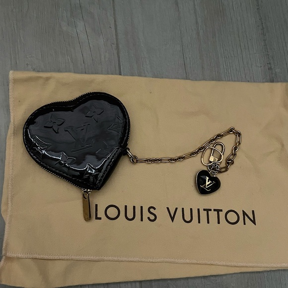 LOUIS VUITTON
Vernis Heart Coin Purse - Picture 2 of 8